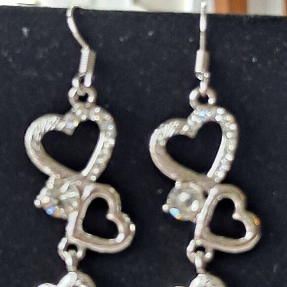 6 pair silvertone heart earrings Nwt - Picture 3 of 8